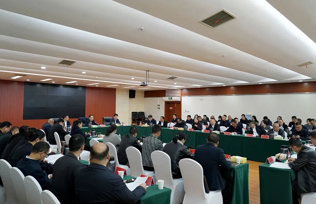 11月27日上午，市委书记郑小胡主持召开市委“十五五”规划《建议》征求意见座谈会.jpg
